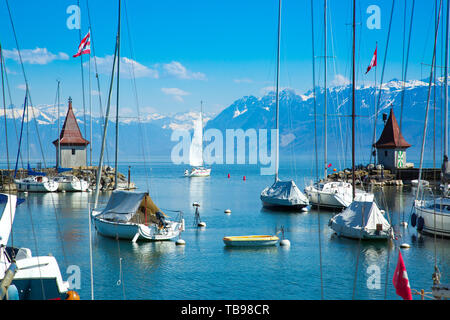 Pittoresco piccolo porto e le barche a vela sul Lago di Ginevra in Morges Foto Stock