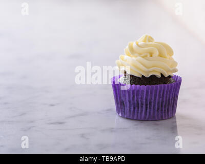 Tortina in viola avvolgere su marmo bianco Foto Stock