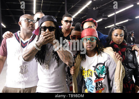 (L-R) Rapper Mack Maine, Dow Jones, Lil Wayne, Drake, Lil Twist, Lil Checkee e valutazione dei giovani denaro ritratto sul set del suo video musicale con giovani denaro chiamato 'ogni ragazza' girato a Los Angeles, CA su Febbraio 14th, 2009. Foto Stock