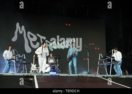 Londra, Regno Unito. (L-R) - Michael Lovett, cantante Joseph Mount, il batterista Anna prima, Olugbenga Adelekan e Oscar Cash di Metronomy esegue sul palco Est , tutti i punti est Festival, Victoria Park, Londra, Inghilterra, Regno Unito domenica 26 maggio 2019. Ref:LMK370-2502-280519 Justin Ng/Landmark WWW.LMKMEDIA.COM Media Foto Stock