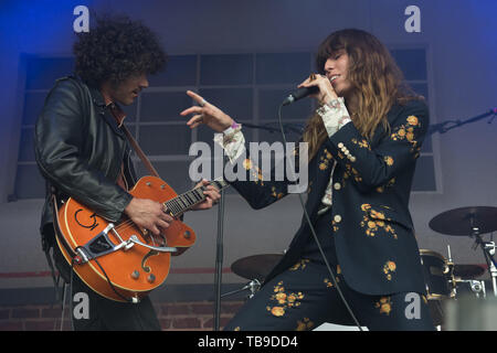 Londra, Regno Unito. Cantante francese Lou Doillon esegue sul Firestone Stage , tutti i punti est Festival, Victoria Park, Londra, Inghilterra, Regno Unito domenica 26 maggio 2019. Ref:LMK370-2502-280519 Justin Ng/Landmark WWW.LMKMEDIA.COM Media Foto Stock