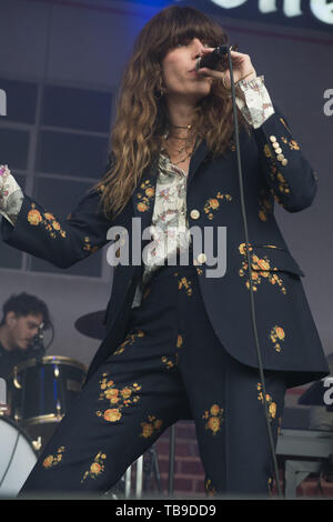 Londra, Regno Unito. Cantante francese Lou Doillon esegue sul Firestone Stage , tutti i punti est Festival, Victoria Park, Londra, Inghilterra, Regno Unito domenica 26 maggio 2019. Ref:LMK370-2502-280519 Justin Ng/Landmark WWW.LMKMEDIA.COM Media Foto Stock