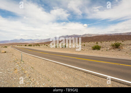 Strada attraverso il Parco Nazionale della Valle della Morte in California. Stati Uniti d'America Foto Stock