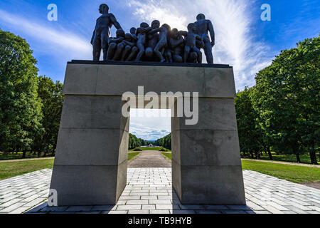 Vista panoramica di un impianto a Oslo il Parco Frogner con le statue di scultore norvegese Gustav Vigeland Foto Stock