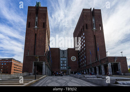 Due imponenti torri costruite dai mattoni rossi che circonda l'ingresso principale del Municipio di Oslo (Radhus). Oslo, Norvegia, Agosto 2018