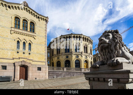I Lions statua al di fuori del parlamento norvegese edificio (Stortinget), Oslo, Norvegia Foto Stock