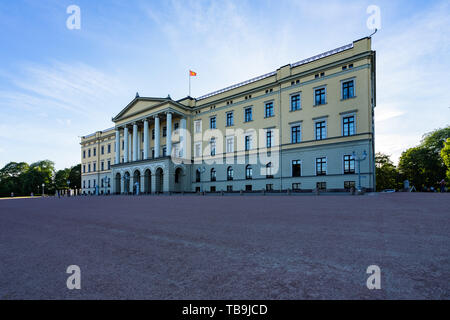 Ampio angolo di visione di Oslo Royal Palace (Slottet) facciata, la residenza ufficiale del Re di Norvegia Foto Stock