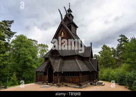 Tradizionale chiesa di legno Gol Stavkyrkje a Norsk Folkemuseum, (Museo delle Navi Vichinghe), Oslo, Norvegia Foto Stock