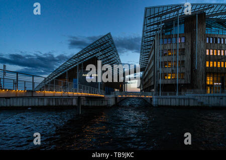 Astrup Fearnley Museum di Arte Moderna al crepuscolo, progettato dall'architetto italiano Renzo Piano. Oslo, Norvegia, Agosto 2018 Foto Stock