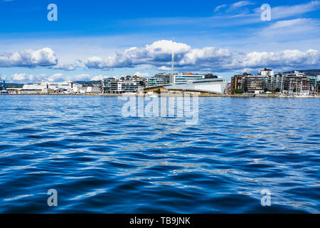 Astrup Fearnley Museum di Arte Moderna visto dal fiordo di Oslo in una giornata di sole, Norvegia Foto Stock