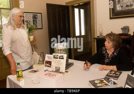 Sylvia Higginbotham (destra) discute il suo libro " Amicizia cimitero: dove l'angelo pianse...e fiori guariti una nazione' in Columbus, Mississippi. Foto Stock