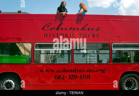 Chat di turisti così come sono al livello più alto di un double-decker bus tour parcheggiata fuori il Tennessee Williams Welcome Center in Columbus, Mississippi. Foto Stock