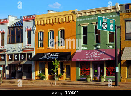 I colori vivaci dei negozi line Main Street a Columbus, Mississippi, e il Agosto 8, 2007. Foto Stock