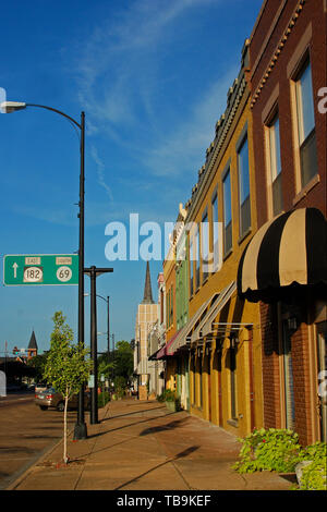 I colori vivaci dei negozi line Main Street a Columbus, Mississippi, e il Agosto 8, 2007. Foto Stock