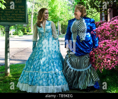 Le donne in abiti anteguerra passeggiata ultimi dodici frontoni in Columbus, Mississippi, Aprile 16, 2010. Foto Stock