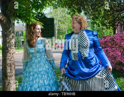 Le donne in abiti anteguerra passeggiata ultimi dodici frontoni in Columbus, Mississippi, Aprile 16, 2010. Foto Stock