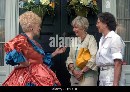 Un proprietario di casa in costume antebellico parla con i turisti a Rosewood Manor, noto anche come Sykes-Leigh House, 16 aprile 2010, a Columbus, Mississippi. Foto Stock