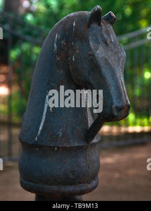 Un vecchio cavallo di ferro dei supporti del sollevatore sul marciapiede davanti di Franklin Square, e il agosto 16, 2010, in Columbus, Mississippi. Foto Stock