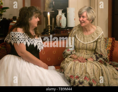 Le donne in abiti anteguerra parlare in salotto al Riverview, una residenza storica in Columbus, Mississippi. Foto Stock