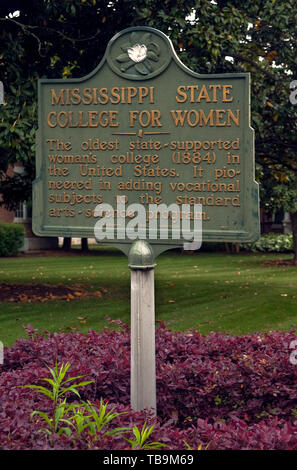 Un marcatore storico racconta la storia del Mississippi Università per le donne, 19 aprile 2010,​ in Columbus, Mississippi. Foto Stock