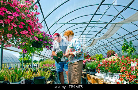 Una coppia di anziani negozi di fiori, 17 maggio 2012, al Briar Patch sull'autostrada 45 North Columbus, Mississippi. Foto Stock