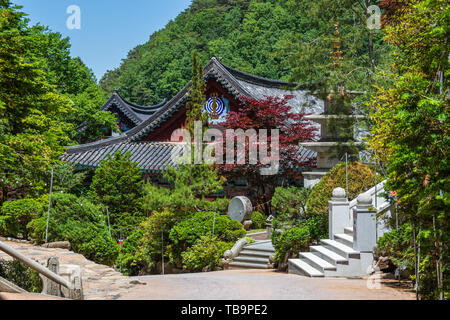 Dettagli di edifici e il paesaggio interno coreano tempio Buddista Guinsa complessi. Guinsa, Danyang Regione, Corea del Sud, Asia. Foto Stock