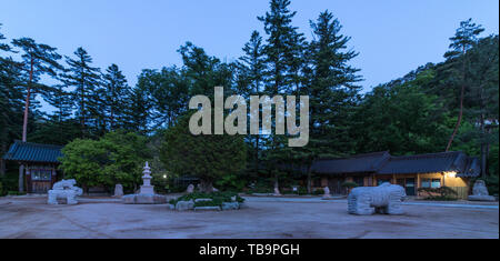 Gli edifici e il paesaggio interno coreano tempio Buddista Woljeongsa complessi. Pyeongchang County, Gangwon Provincia, Corea del Sud, Asia. Foto Stock