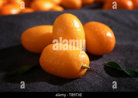 Deliziosi kumquat frutta sul tavolo Foto Stock