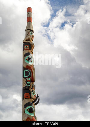 Basso angolo di visione dei due fratelli Totem Pole, Connaught Drive, Jasper National Park, Jasper, Alberta, Canada Foto Stock