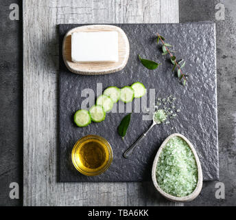 Sapone con ingredienti naturali per uso cosmetico sulla tavola Foto Stock