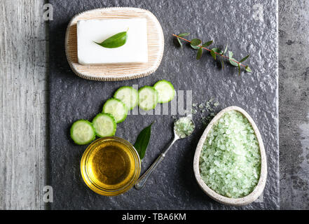 Sapone con ingredienti naturali per uso cosmetico sulla tavola Foto Stock