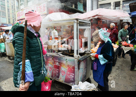 Un colorato street food stallo in Kaili, Guizhou, Cina. Foto Stock