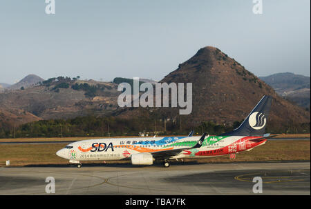 Un Shandong airlines aereo in atterraggio Longdongbao Aeroporto Internazionale di Guiyang, Cina. Foto Stock