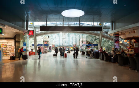 Francoforte, Germania - Apr 29, 2019: Passngers persone i viaggiatori all'interno di Centro AIRail Francoforte grande, l'edificio Squaire sopra l'esistente a lunga distanza stazione ferroviaria Foto Stock