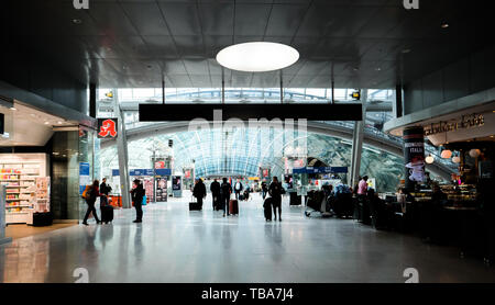 Francoforte, Germania - Apr 29, 2019: Passngers persone i viaggiatori all'interno di Centro AIRail Francoforte grande, l'edificio Squaire sopra l'esistente a lunga distanza stazione ferroviaria Foto Stock