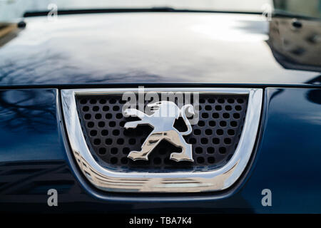 Strasburgo, Francia- Feb 23, 2017: vista anteriore del logotipo Lion di Peugeot auto francese del marchio del produttore Foto Stock