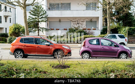 Strasburgo, Francia- Feb 23, 2017: due Peugeot automobili parcheggiate su strada francese Foto Stock