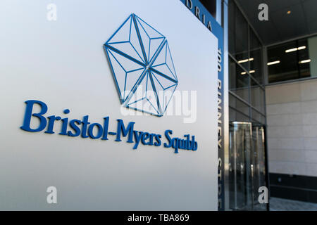 Un segno del logo al di fuori di una struttura occupata dalla Bristol Myers Squibb in Cambridge, Massachusetts, il 29 aprile 2019. Foto Stock