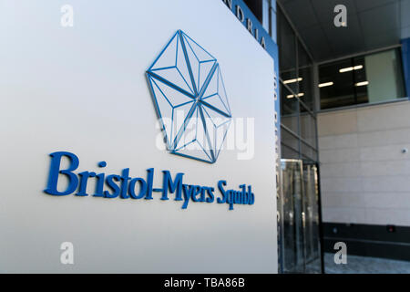 Un segno del logo al di fuori di una struttura occupata dalla Bristol Myers Squibb in Cambridge, Massachusetts, il 29 aprile 2019. Foto Stock