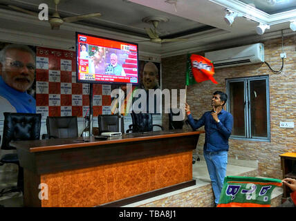 I sostenitori di Bhratiya Janata Party (BJP) visto guardando il giuramento del Primo Ministro Narendra Modi in diretta televisiva a Kolkata BJP Capo Ufficio. Il sig. Narendra modi è stato eletto come primo ministro dell'India per la seconda volta e ha prestato giuramento il 30 maggio 2019. Foto Stock