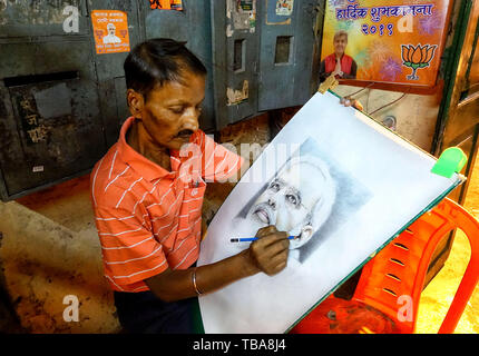 Un sostenitore del Bharatiya Janata Party (BJP) visto il disegno di un bozzetto del Primo Ministro Narendra Modi al BJP Head Office in Kolkata, come da lui vuole inviare questo schizzo come un token di dono al sig. Modi per diventare la seconda volta primo ministro dell'India. Il sig. Narendra modi è stato eletto come primo ministro dell'India per la seconda volta e ha prestato giuramento il 30 maggio 2019. Foto Stock