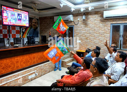 I sostenitori di Bhratiya Janata Party (BJP) visto guardando il giuramento del Primo Ministro Narendra Modi in diretta televisiva a Kolkata BJP Capo Ufficio. Il sig. Narendra modi è stato eletto come primo ministro dell'India per la seconda volta e ha prestato giuramento il 30 maggio 2019. Foto Stock