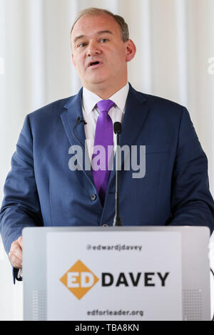 Ed Davey, MP per la Kingston e Surbiton ed ex Segretario di Stato per l'energia e il cambiamento climatico è visto parlando durante il lancio della sua campagna di leadership per diventare il leader del gruppo del Partito europeo dei liberali democratici partito in South Bank. L'attuale leader, Vince il cavo si passo verso il basso come gruppo del Partito europeo dei liberali democratici leader il 23 luglio 2019. Foto Stock