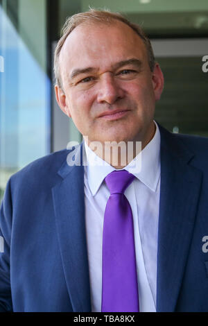 Ed Davey, MP per la Kingston e Surbiton ed ex Segretario di Stato per l'energia e il cambiamento climatico è visto in South Bank come egli lancia la sua campagna di leadership per diventare il leader del gruppo del Partito europeo dei liberali democratici partito. L'attuale leader, Vince il cavo si passo verso il basso come gruppo del Partito europeo dei liberali democratici leader il 23 luglio 2019. Foto Stock