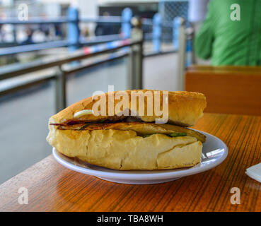 Sandwich con la frittura di pesce e verdura presso un ristorante locale in Istanbul, Turchia. Foto Stock