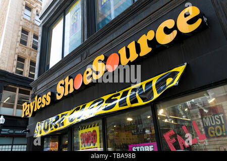 Logo e 'Store chiusura dell' segni al di fuori di un Payless ShoeSource store a Boston, Massachusetts, il 29 aprile 2019. Foto Stock