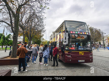 Istanbul, Turchia - Sep 27, 2018. Big Bus sulla vecchia strada di Istanbul. Big Bus Tours è il più grande operatore di autobus con tetto scoperto sightseeing tours in wor Foto Stock