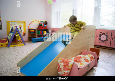 La Russia Novodvinsk Maggio 2019 - Kindergarten 24 - bere tè e giochi nella scuola materna gruppo dopo il tema matinée nella scuola materna, dove eva Foto Stock