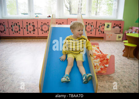 La Russia Novodvinsk Maggio 2019 - Kindergarten 24 - bere tè e giochi nella scuola materna gruppo dopo il tema matinée nella scuola materna, dove eva Foto Stock