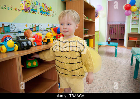 La Russia Novodvinsk Maggio 2019 - Kindergarten 24 - bere tè e giochi nella scuola materna gruppo dopo il tema matinée nella scuola materna, dove eva Foto Stock